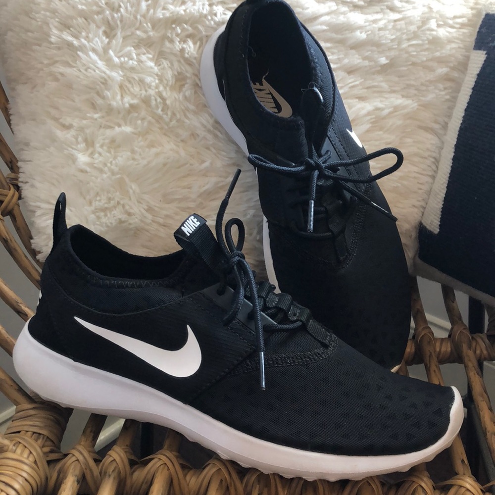 Nike Tennis Shoes